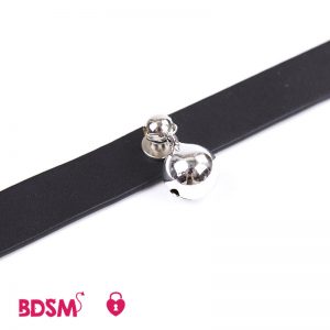 Collar-clásico-con-cascabel-detalle